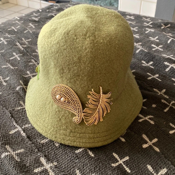 Vintage green wool hat with gold brooches - Picture 6 of 12